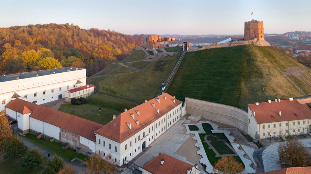 Sutvarkytas Gedimino kalno šiaurės vakarų šlaitas. 2018 m. spalio mėn. Gyčio Grižo nuotr.