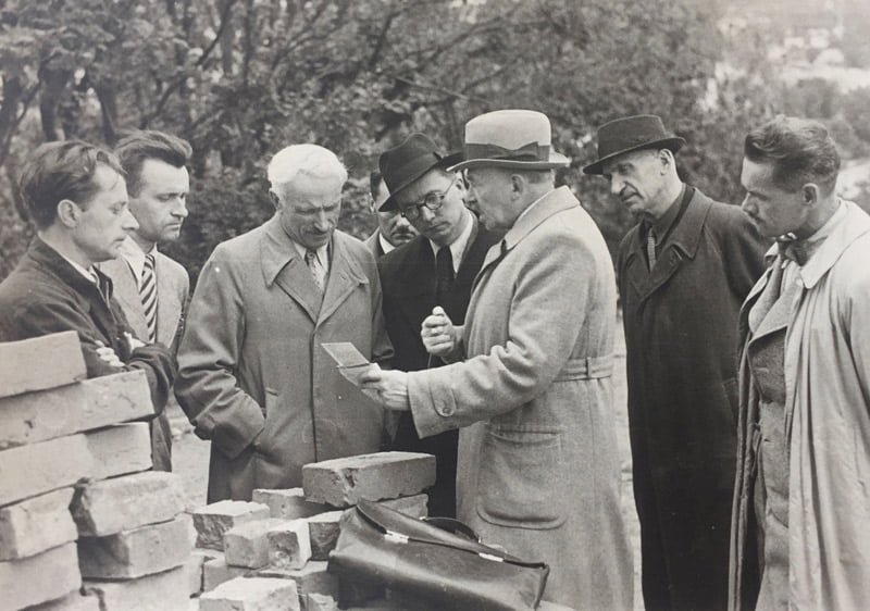 Vytautas Landsbergis-Žemkalnis (centre) Gedimino kalno archeologinių kasinėjimų išvadų aptarimo metu. Prof. Marianas Morelowskia aiškina burmistrui Antanui Krutuliui (Vilniaus burmistras 1939-1940) tyrinėjimų išvadas. 1940. LLMA, f. 81, ap. 1, b. 7