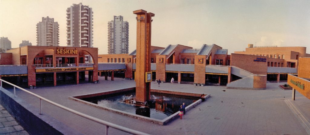 Šeškinės prekybos centro projektas kartu su architektais G. Baravyku ir G. Ramuniu parengtas 1986 metais.