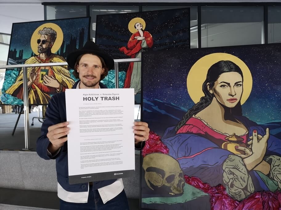 Paveikslų ciklas „Holy Trash“ ir vienas jo kūrėjų – Rolandas Žigonis. Įmonės „Žalvaris“ nuotr.