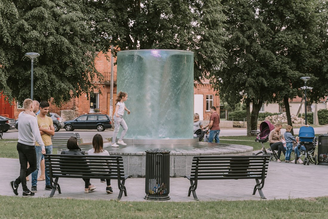 Vandens verpetas fontano kolboje susidaro dėl gravitacijos poveikio ir keleto vandens srovių susidūrimo, tokiu būdu vanduo išjudinamas aplink horizontalią ašį. „Poolservice“ nuotr.