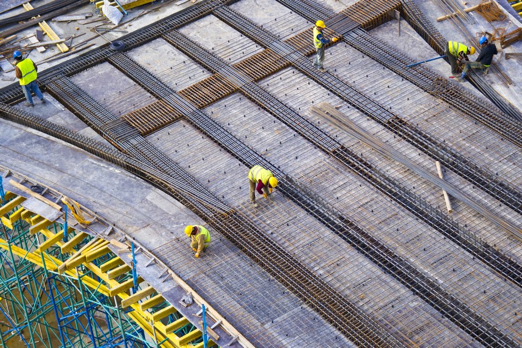 workers putting the metal structure of a construction