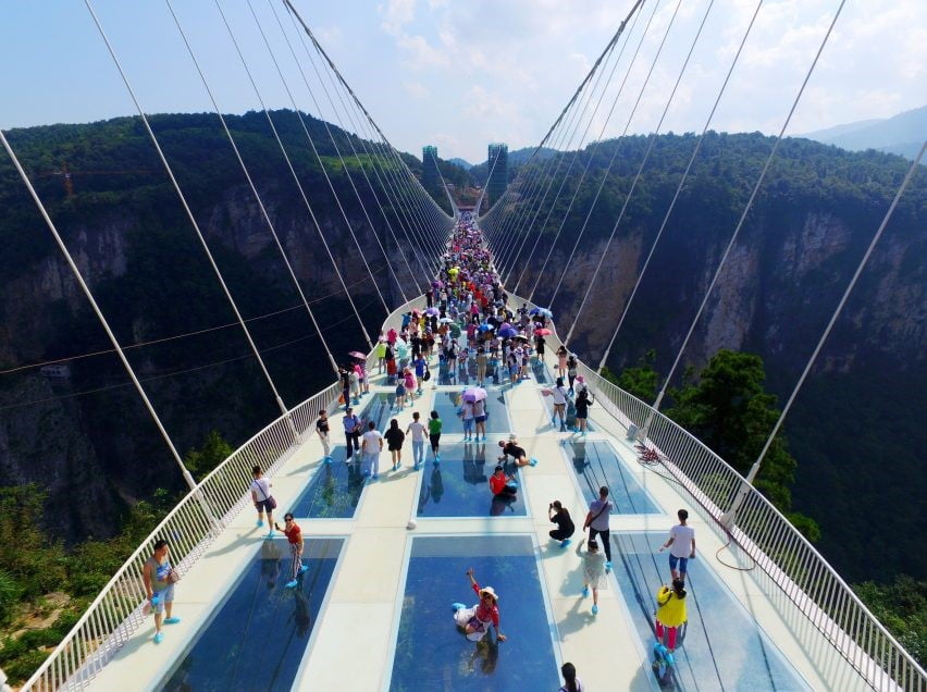 Kabamasis tiltas (Zhangjiajie Glass Bridge) Kinijoje.