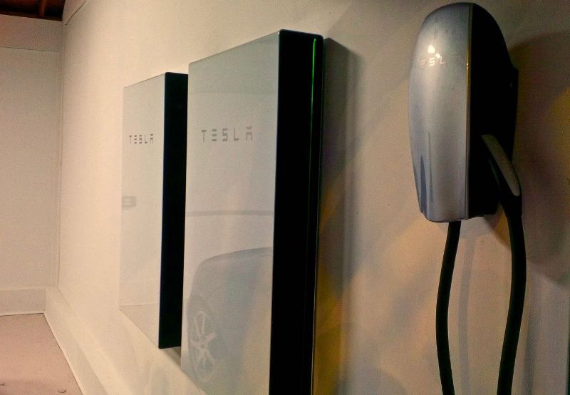 Tesla Powerwall 2 HPWC garage