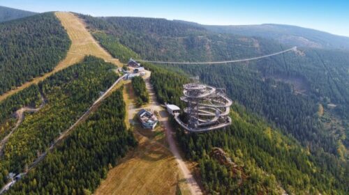  „Skyr Bridge“ nutiestas visai šalia populiaraus ir įspūdingai atrodančio spiralinio apžvalgos tako „Sky Walk“. Dolnimorava nuotr.