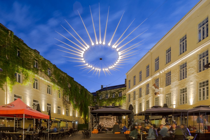 Vilniaus mokytojų namų kiemas. Apšvietimas