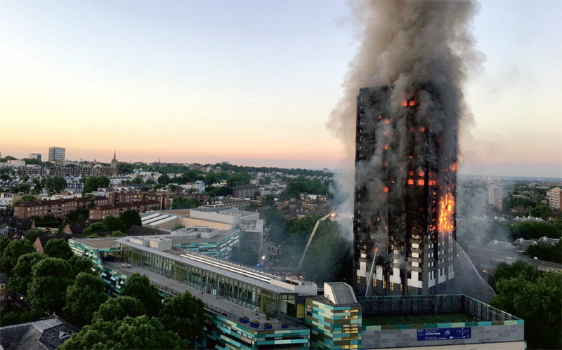 Po gaisro „Greenfield Tower“ susirūpinta ir Lietuvą pasiekiančių fasado apdailos plokščių saugumu.<br>Natalie Oxford nuotr.